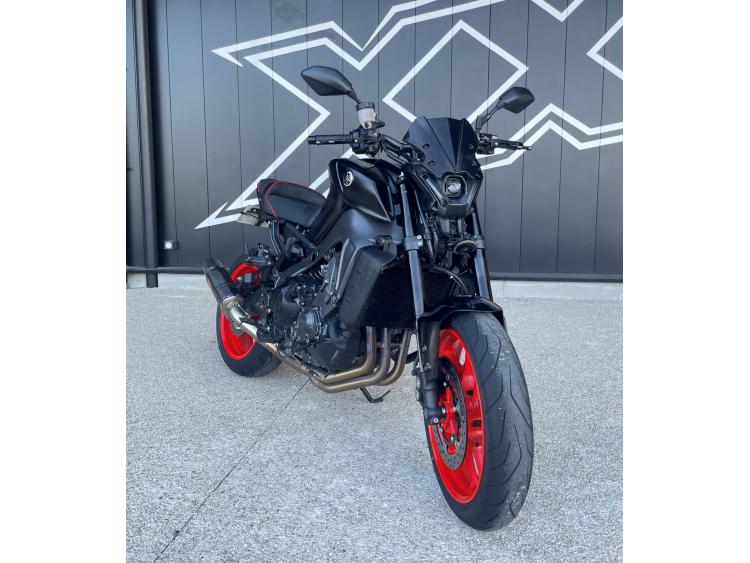 YAMAHA MT09  MT 09 AKRAPOVIC