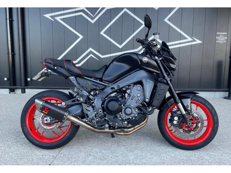 YAMAHA MT09  MT 09 AKRAPOVIC
